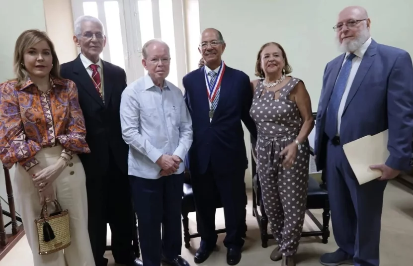 Alcántara  Almánzar recibe medalla y diploma de la academia.