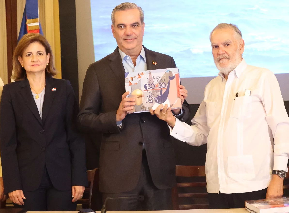 El presidente Luis Abinader junto a la vicepresidente Raquel Peña y Miguel Ceara Hatton.