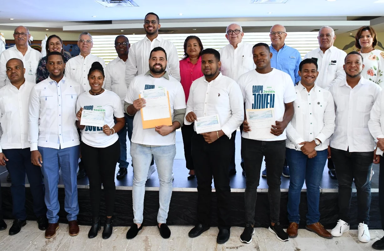 Fernando Durán y el alcalde Manuel Jiménez junto a jóvenes  beneficiados.  Arlenis  Castillo.