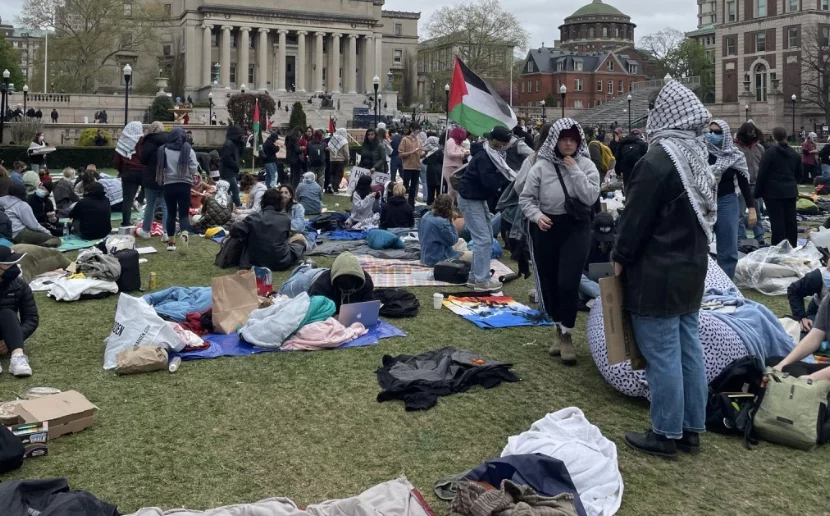Estudiantes propalestinos son reprimidos en Estados Unidos.