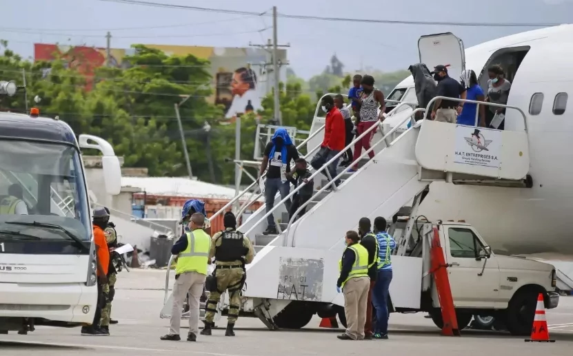 La Administración de Joe Biden devuelve haitianos a su país.