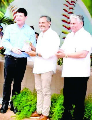 Julio Brache, del Grupo Rica entrega  placa a Junior Noboa.