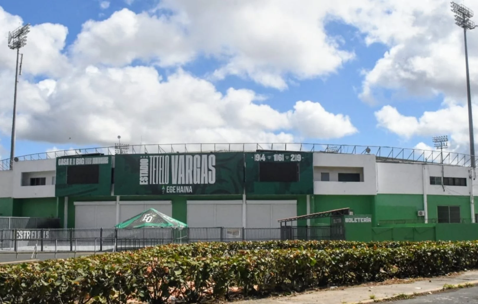 Parte frontal del estadio Tetelo Vargas recibirá algunos cambios, sobre todo, el drenaje en el área de estacionamientos .