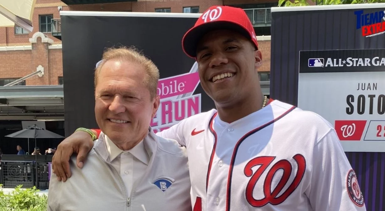 El superagente Scott Boras y el dominicano Juan Soto tienen una gran relación comercial.  ap