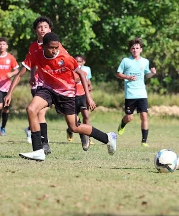 Jugadores de varios clubes en  los entrenamientos.
