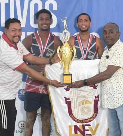 Integrantes de la UNEV, reciben el trofeo de campeón.