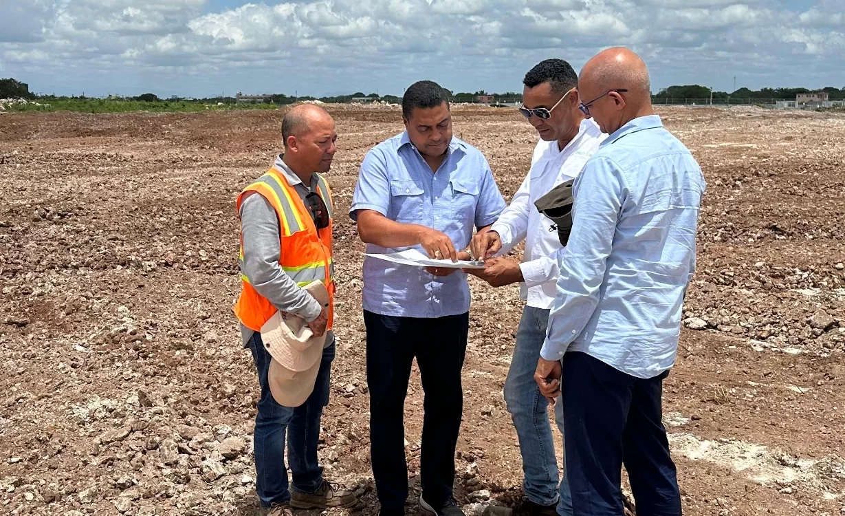 José P. Monegro  escucha explicaciones sobre los trabajos donde  levantarán  villa deportiva.