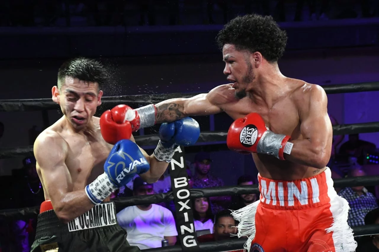 Erick "Mini PAcMan" Rosa golpea a Yudel Reyes.