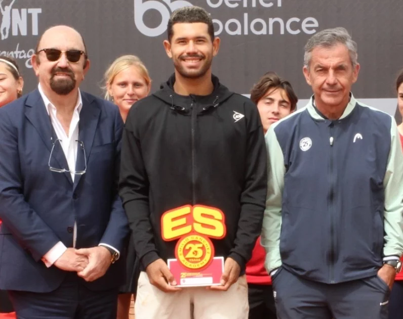 El dominicano Nick Hardt al momento de ser  premiado.