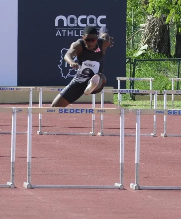 Yeral Núñez llega primero en  400 metros masculino.