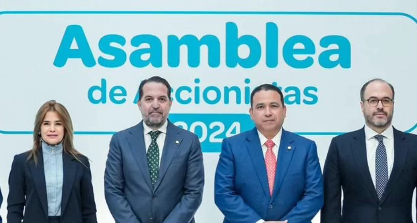 Asamblea de accionistas presentando resultados.
