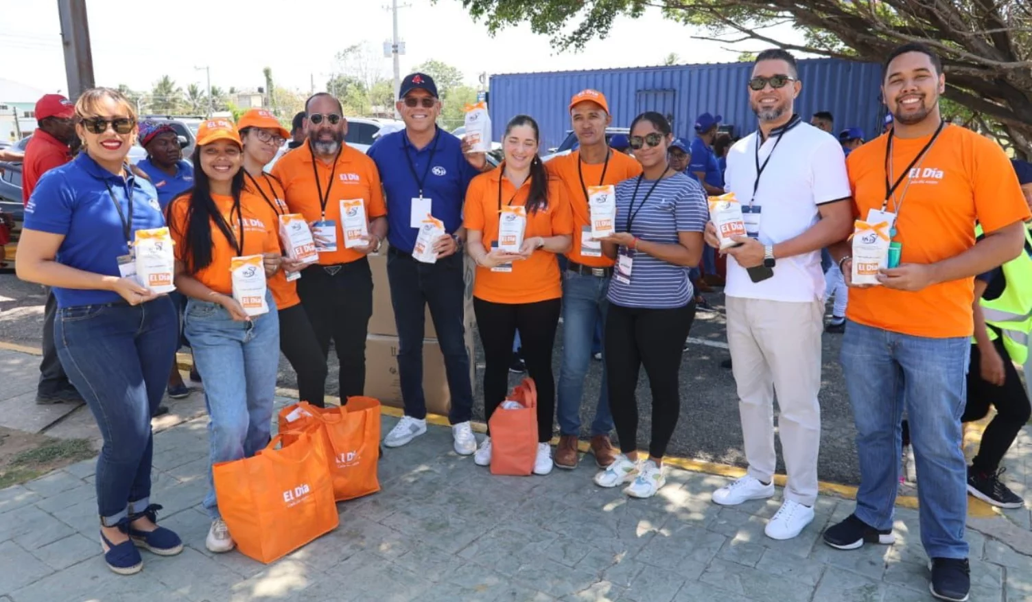 Ejecutivos del Instituto Dermatológico Dominicano y Cirugía de Piel ‘Dr. Humberto Bogaert Díaz’ y del periódico EL DÍA entregaron bolsas con productos  para la piel y salud.