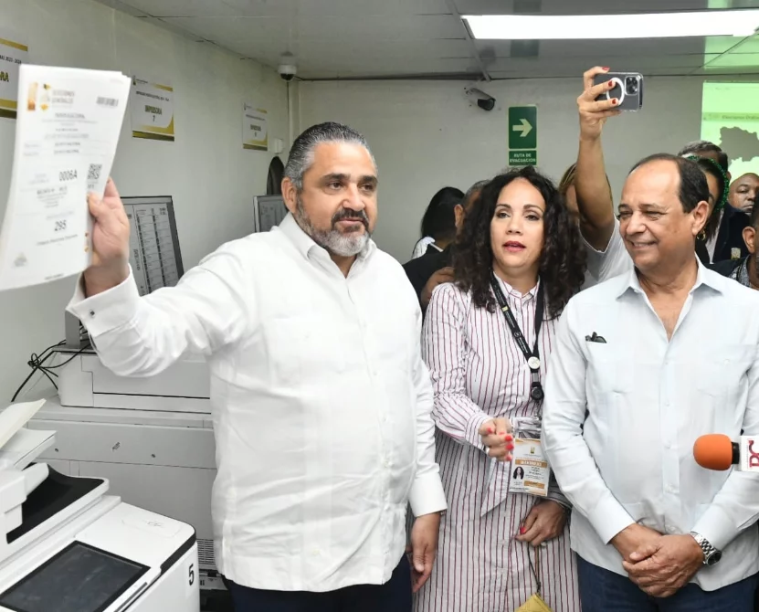 Samir R. Chami Isa mientras mostraba algunas impresiones.