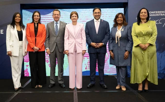 Verónica Ureña, Carolina León, Víctor  Bisonó, Raquel Peña, Luis Miura, Amarilys Durán Salas y Julissa Jiménez.