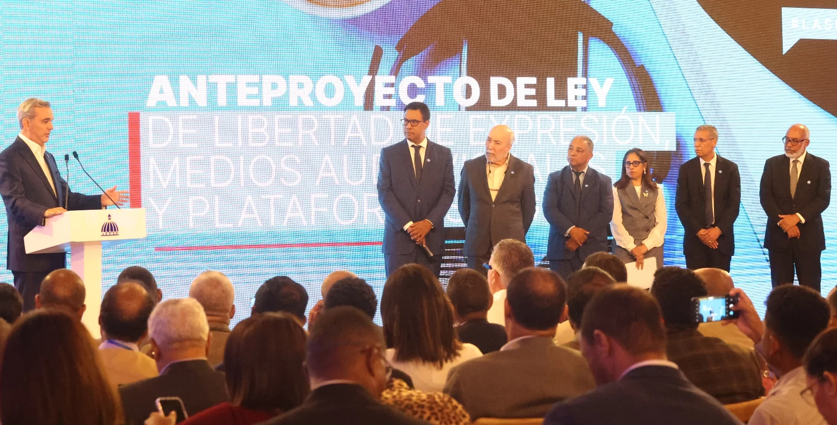 Momento en que el presidente y los representantes de la comisión estuvieron hablando del proyecto.  José Francisco