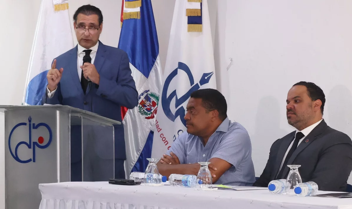 Los disertantes expusieron  en el salón Orlando Martínez del gremio periodístico.