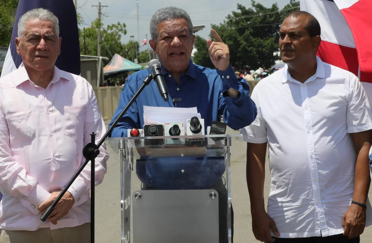 Leonel Fernández en visita a la zona fronteriza de Dajabón con dirigentes del partido.