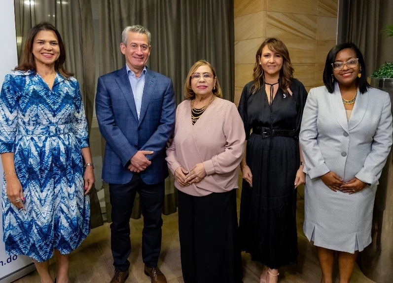 Gina Jiménez, Jean Gocia, Mirna Pimentel,  Ivelisse Muñoz y Neyelyn Delgado.
