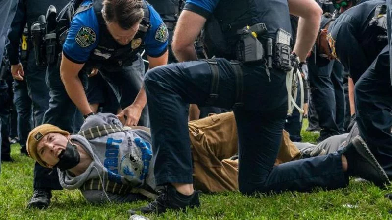Un estudiante es arrestado este jueves durante una manifestación pro Palestina en la Universidad de Texas en Austin.