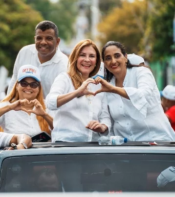 Carolina Mejía junto a la senadora Lía Díaz.