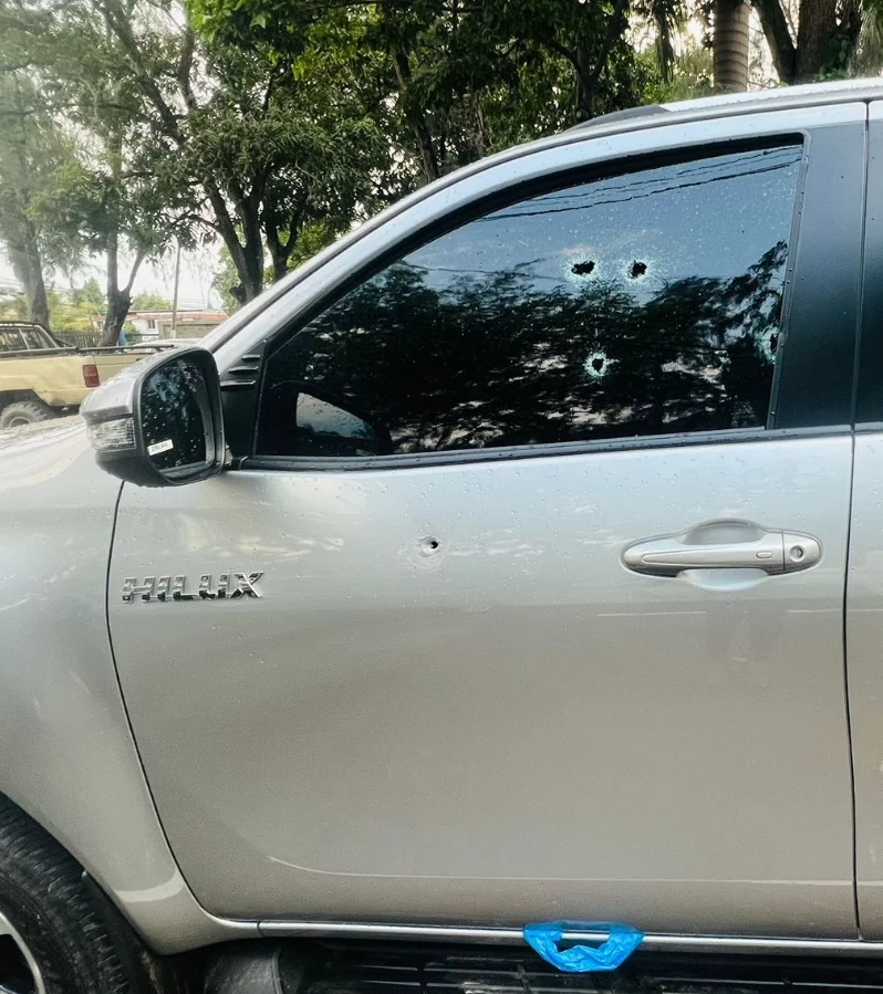 Vehículo en que viajaban las víctimas con varios impactos.