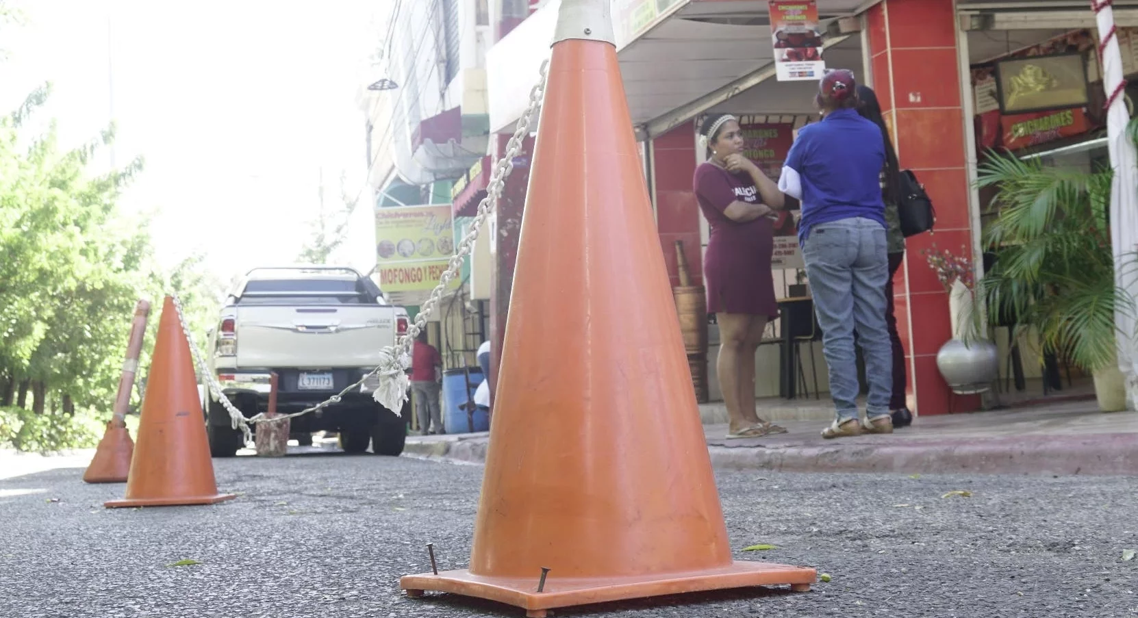 Los conos naranjas,  traficonos o conos de seguridad  advierten   accidentes, sitios de trabajo o zonas de precaución.