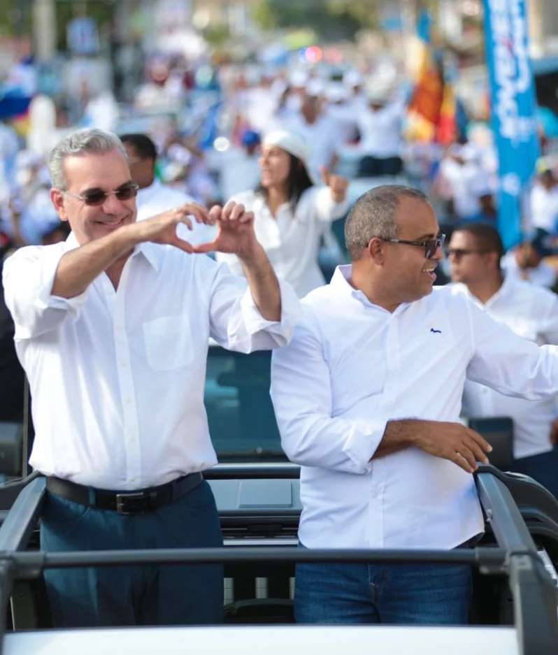 En cada recorrido o caravana el apoyo es masivo.