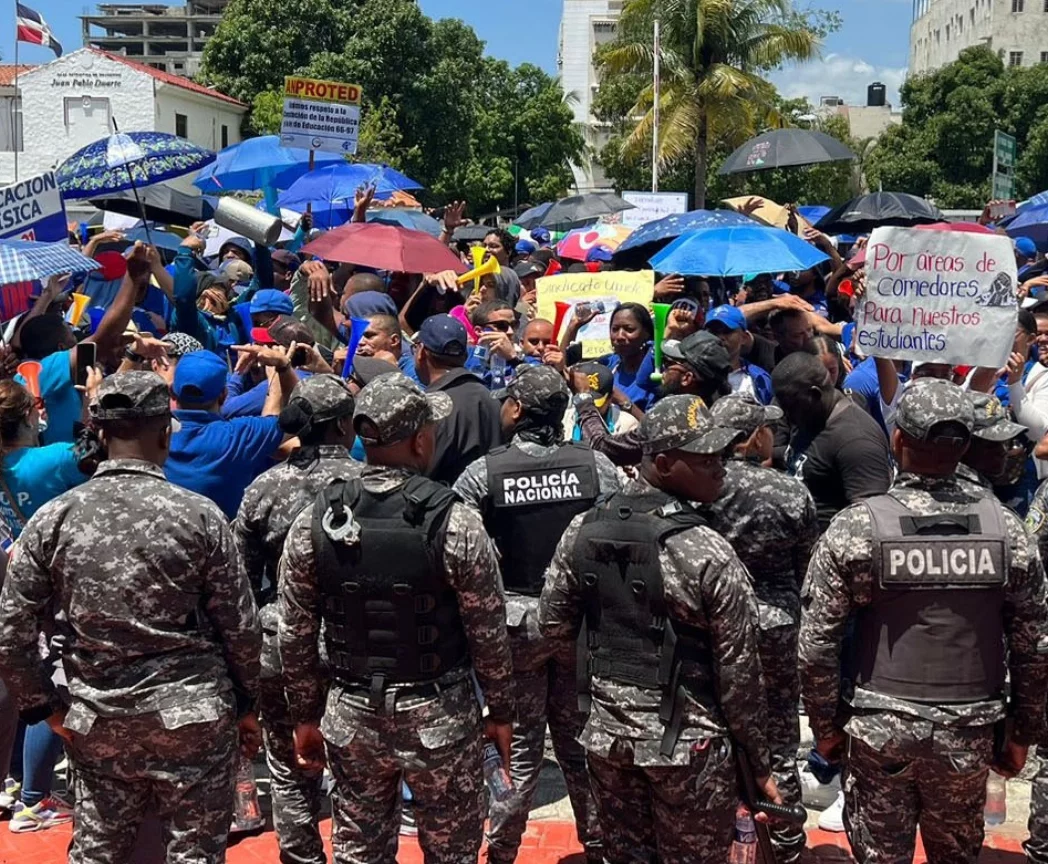 Protesta de la ADP,frente al Ministerio de Educación/foto José de León