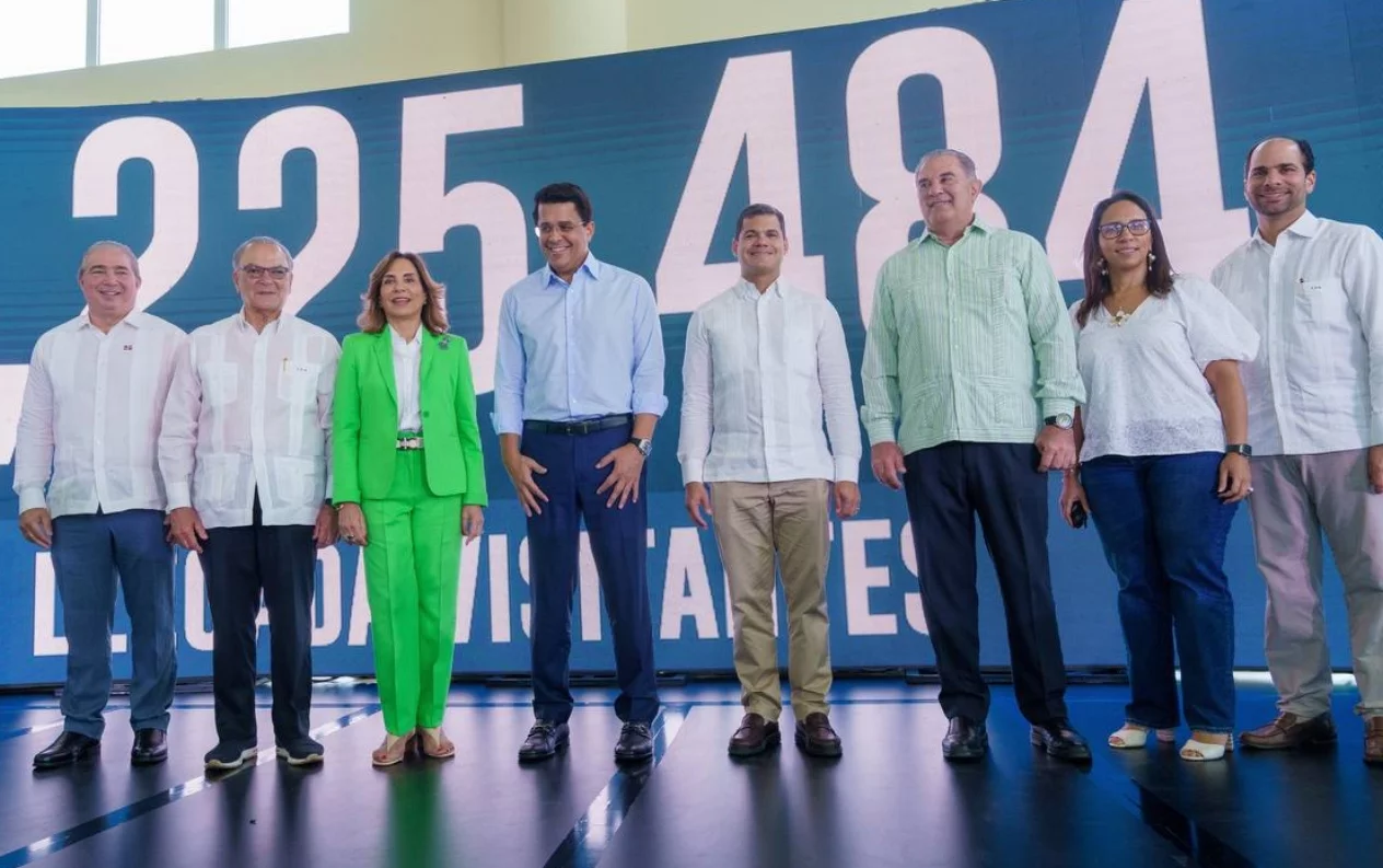 David Collado junto a representantes del sector turístico dominicano.  AGENCIA FOTO