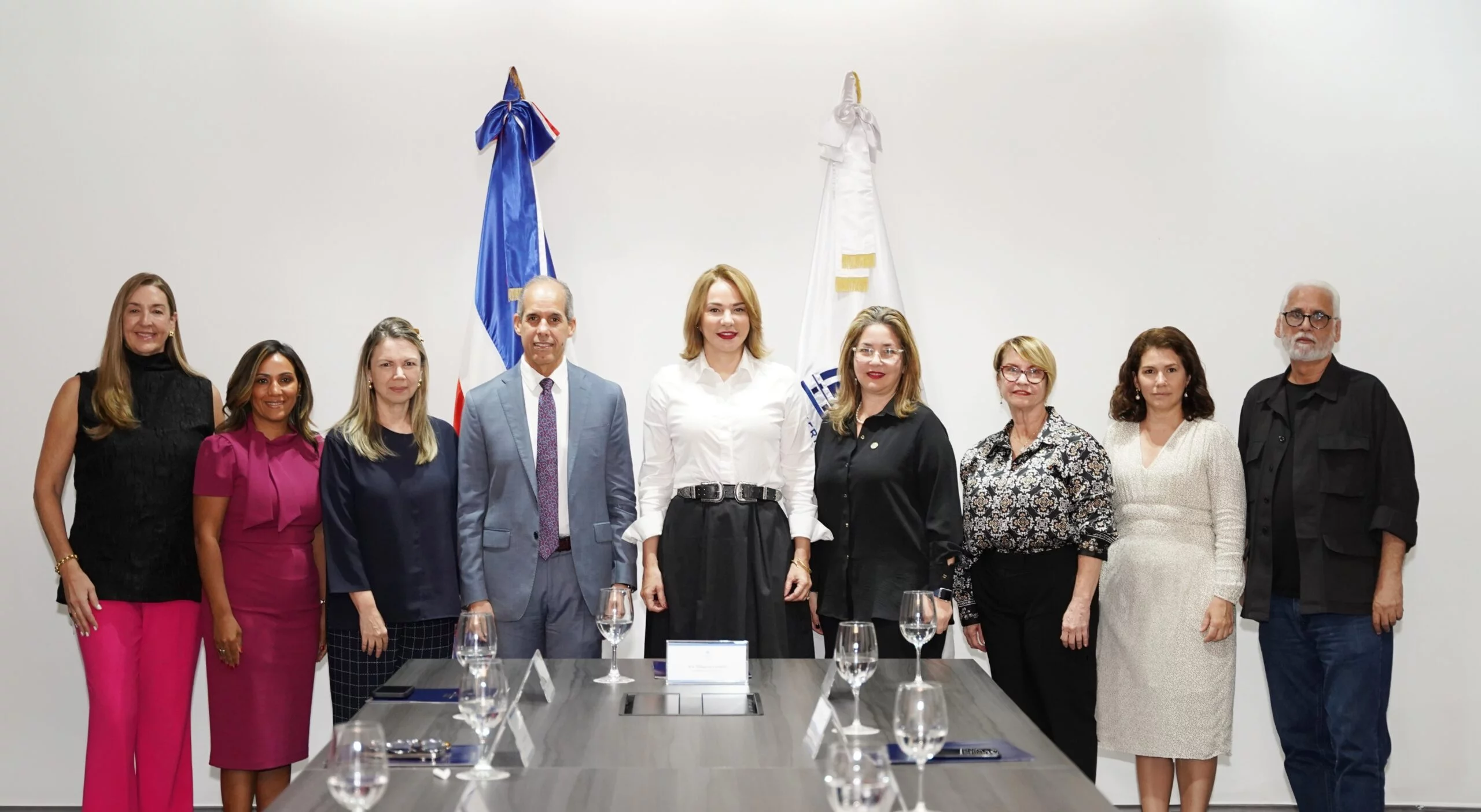 En la reunión estuvieron presentes representantes de las Fundaciones AES Dominicana, Eduardo León Jimenes y Sinfonía