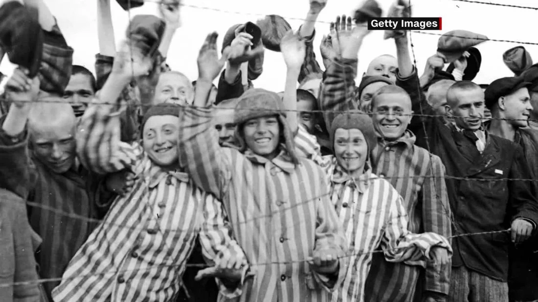 En un 29 de abril, pero de 1945, tropas estadounidenses liberan el campo de concentración de Dachau (Baviera, Alemania).