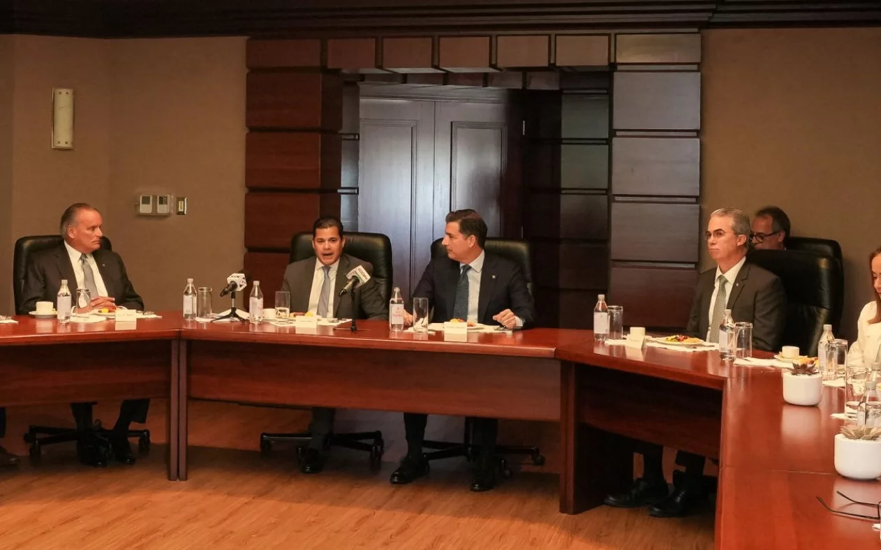 Ejecutivos y representantes del Banco Popular y Asonahores en presentación de informe.