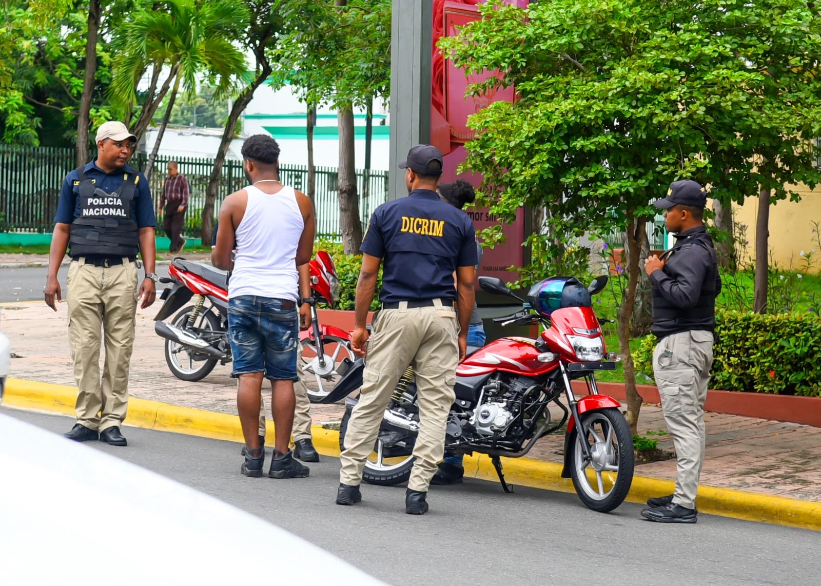 Policía apresa a dos hombres