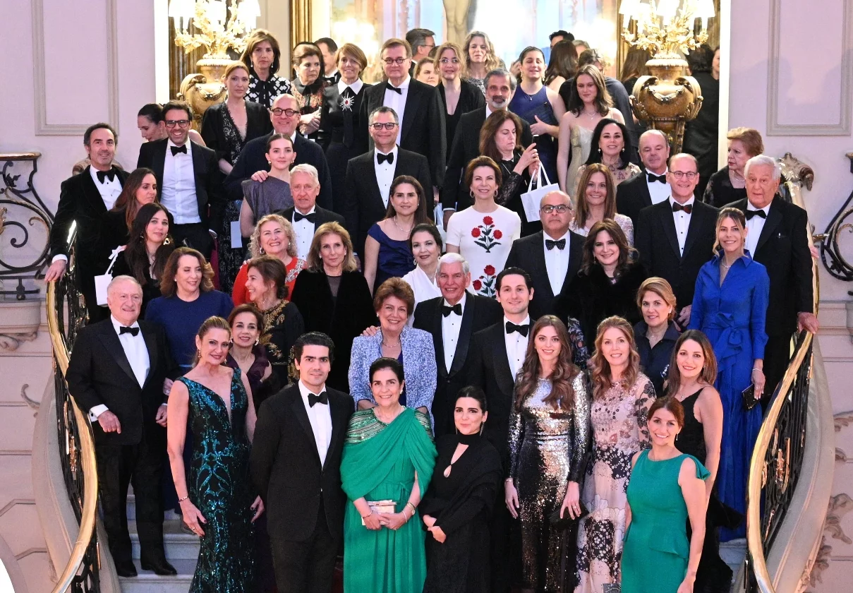 La familia León e invitados, durante la entrega del premio.