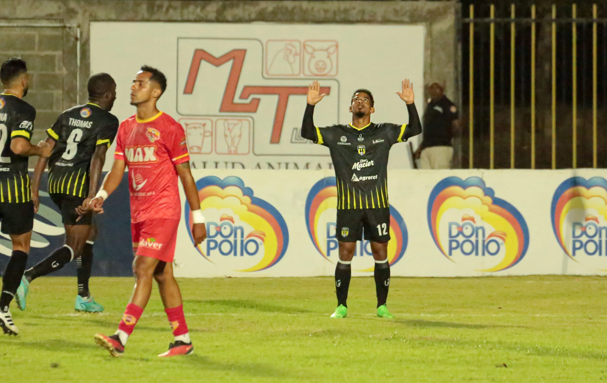Victor Sanchez celebra el tercer gol del MOCA FC