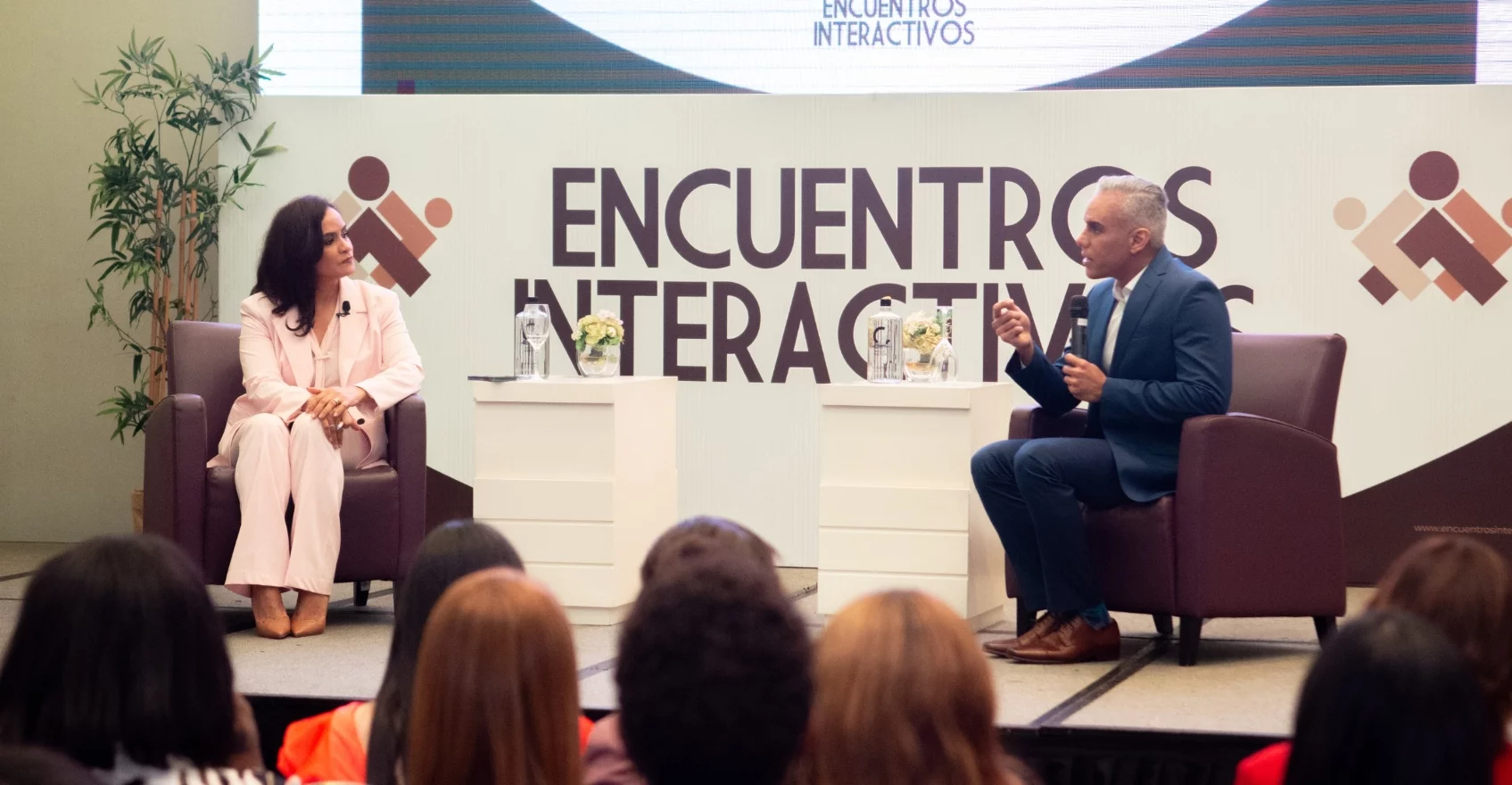 Los periodistas que se destacan en la cadena internacional Univisión  comparten  experiencias y anécdotas  con el público.