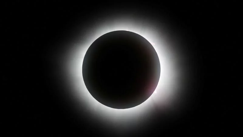 Al quedar tapado por la Luna, el Sol forma un halo de luz conocido como anillo de diamante.