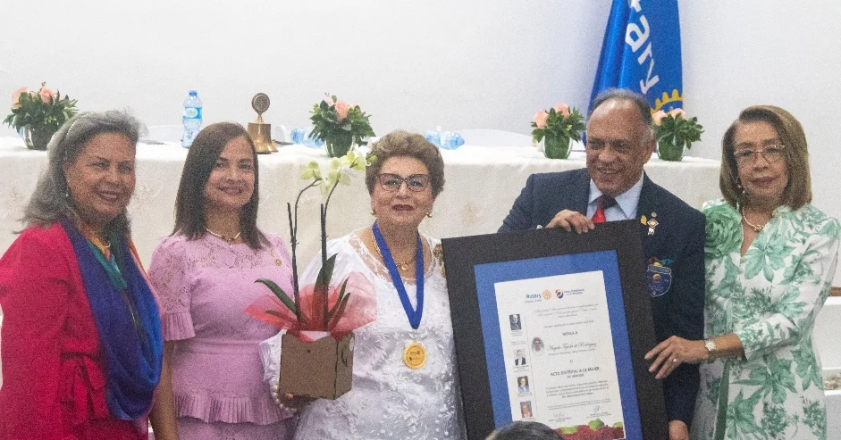 Ysabel Reyes, Marilis Pérez, Ángela Tejada de Rodríguez, Rubén Goico y Olga Acosta.