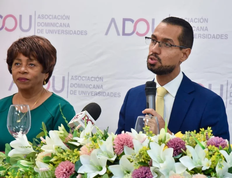 Lorenza Almánzar y Wady Ramírez, presidente ADOU.