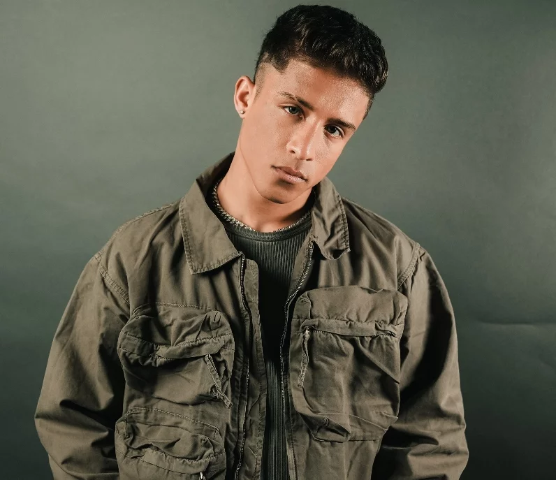 Aron Luix se inspira en sus raíces dominicanas.