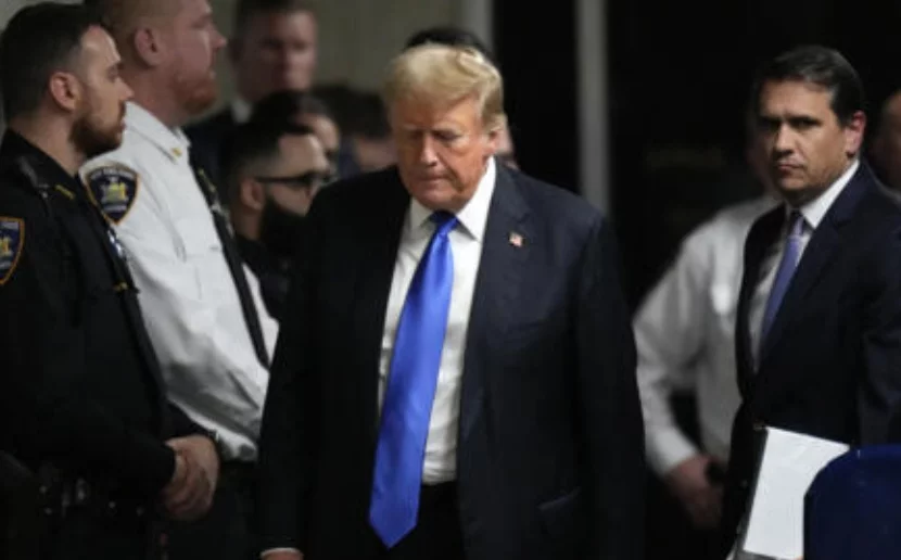 Donald Trump recibió la sentencia  con  ceño fruncido y triste.