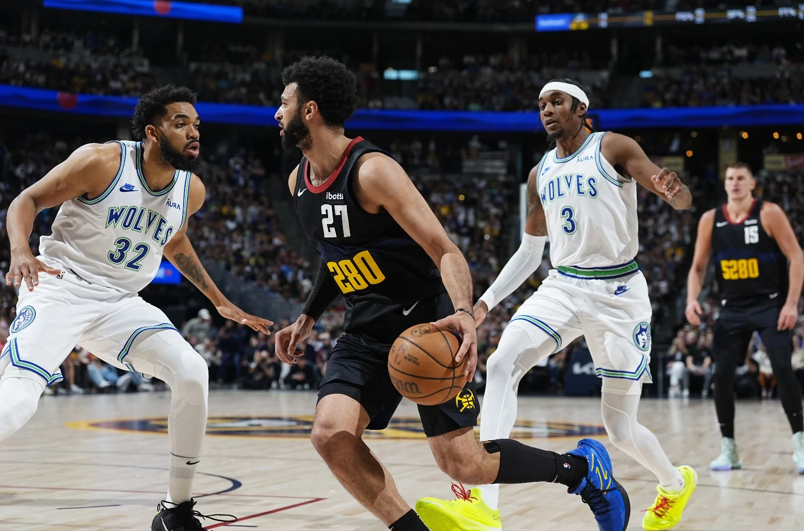 Karl-Anthony Towns defiende al base de los Denver Nuggets, Jamal Murray, en la victoria de los Timberwolves. AP