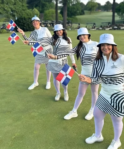 Las Caribbean Queens, sostienen la bandera dominicana.