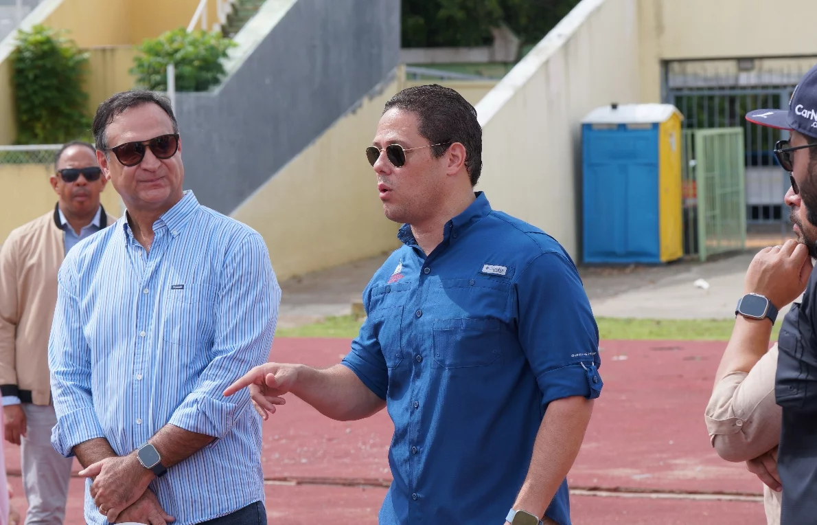 El ministro  Carlos Bonilla observa los trabajos que se realizan en el estadio Félix Sánchez.
