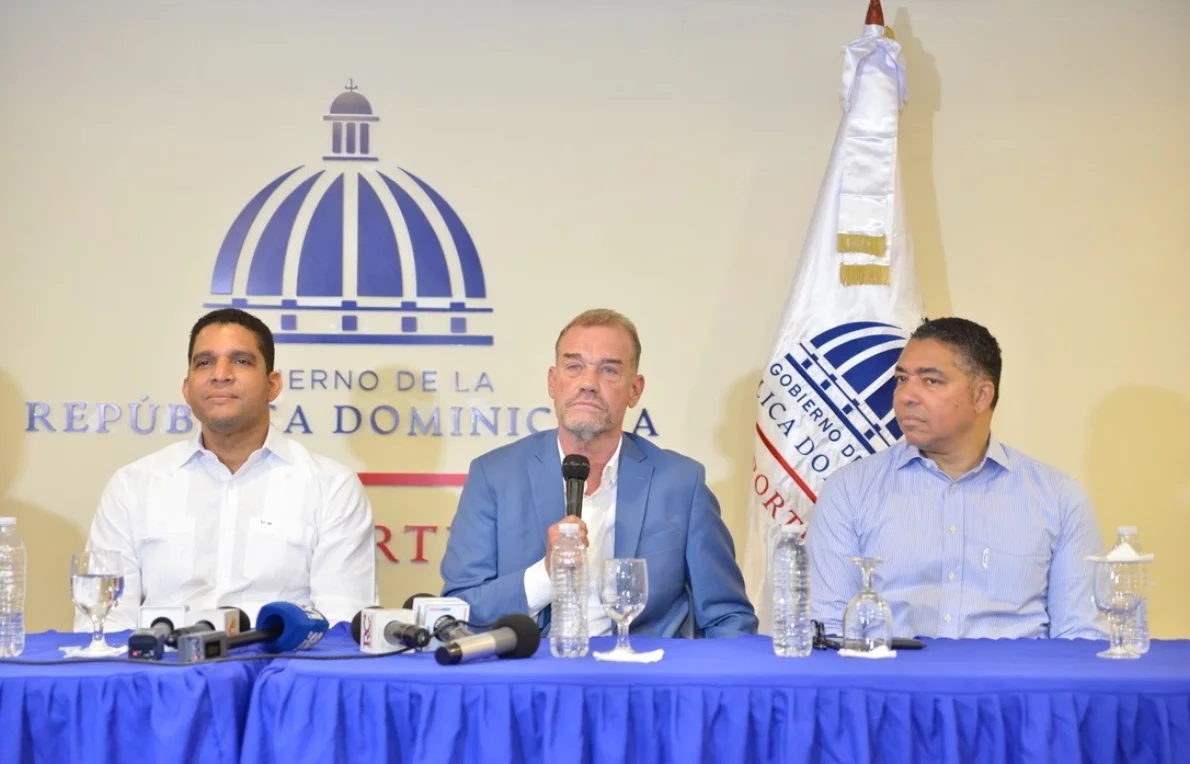 Rafael Uribe, Néstor -Ché- García y Junior Páez en la presentación.