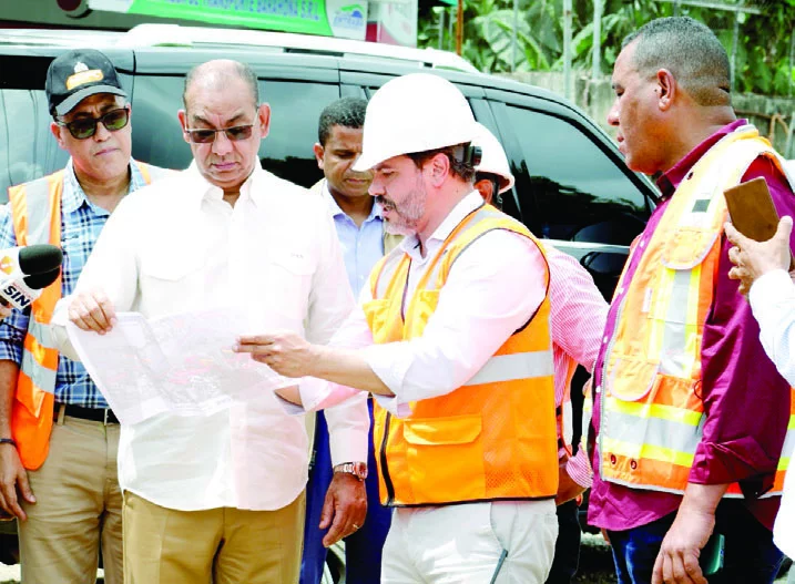 El ministro  Deligne Ascención mientras supervisaba los trabajos. Guillermo Burgos.