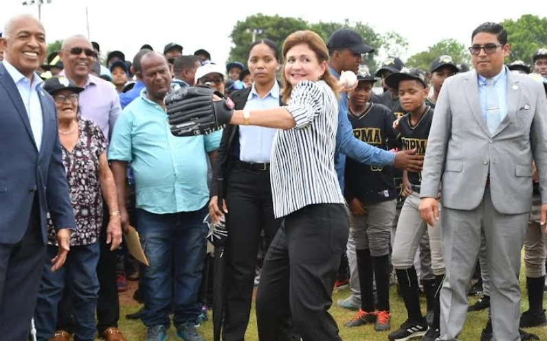 La vicepresidenta Raquel Peña, lanza la primera bola.