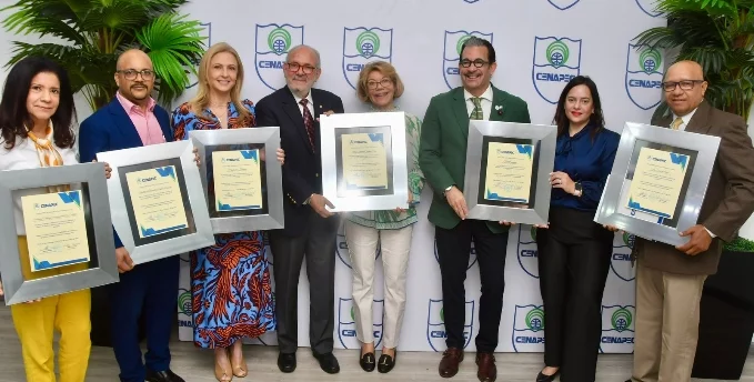 Empresarios reciben reconocimientos por ser Padrinos de la Educación.