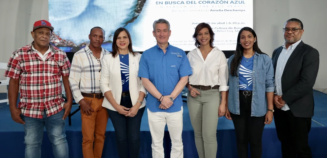 Amelia Deschamps, junto a directivos de Sura y mineros en la ciudad de Bonao.