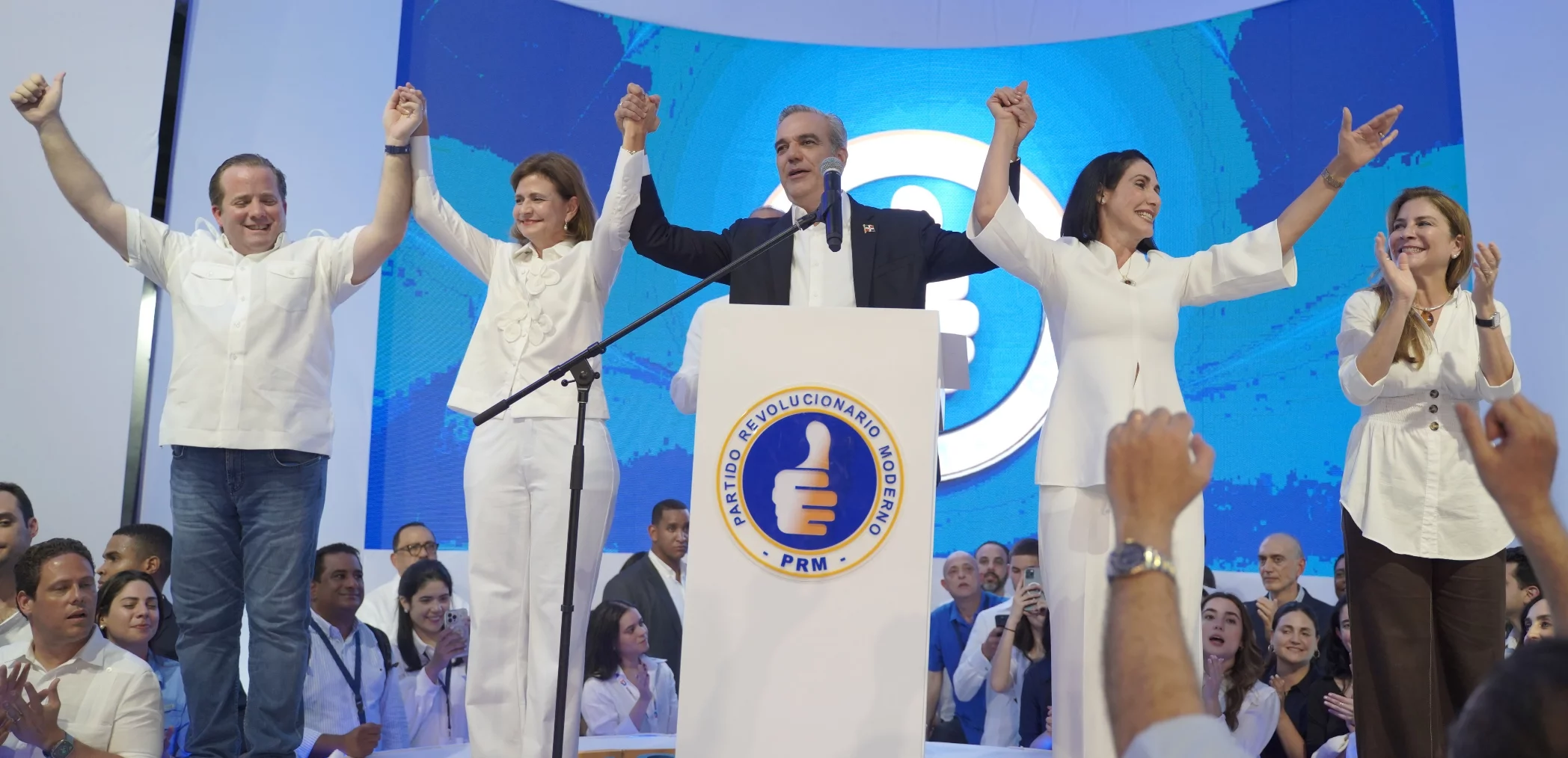 El presidente Abinader y altos dirigentes del PRM celebraron anoche en el comandado de campaña.  Elieser Tapia